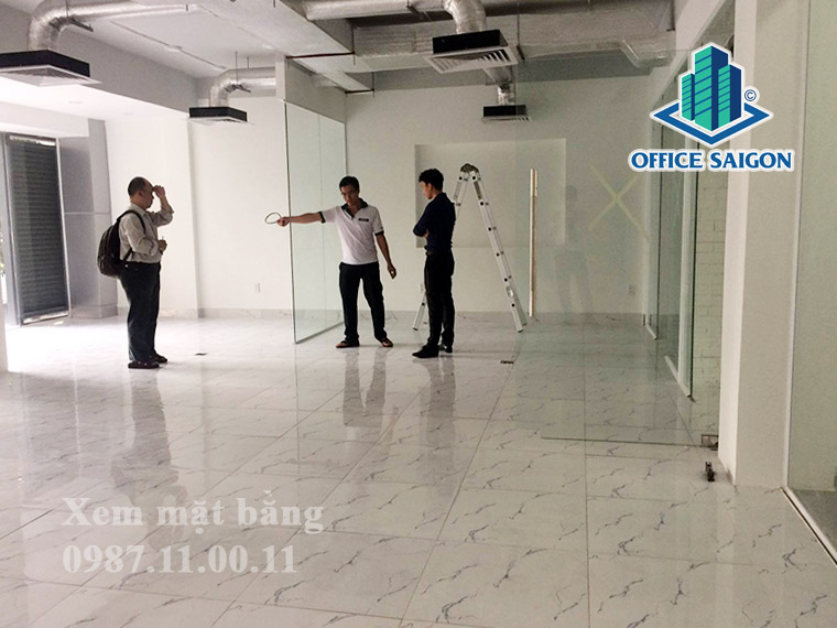 Khách xem mặt bằng thực tế tại tòa nhà cho thuê văn phòng Sông Đô Tower quận 3