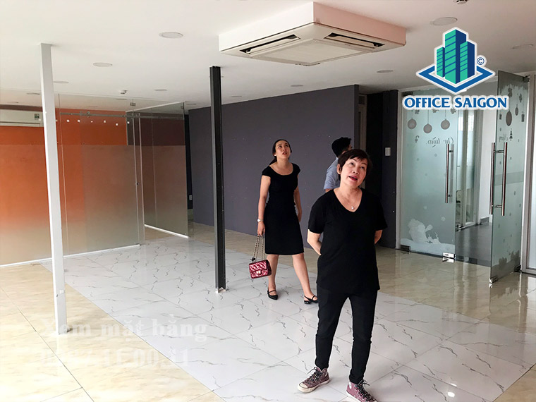 Khách xem mặt bằng tại tòa nhà cho thuê văn phòng Sông Đô Tower quận 3