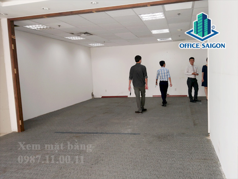 Nhân viên Office Saigon hỗ trợ khách xem mặt bằng tại tòa nhà Pjico Tower quận 3