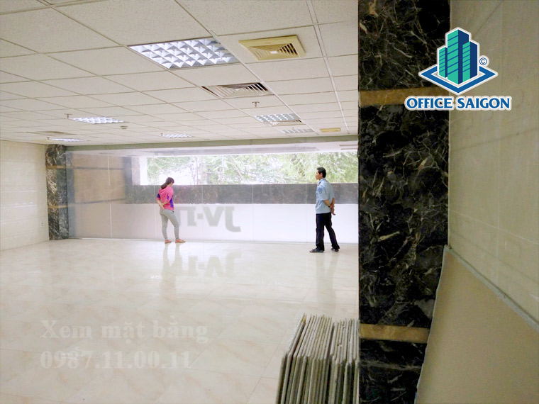 Khách xem mặt bằng thực tế tại tòa nhà Minh Tinh Building quận 3