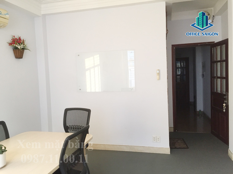 Nhân viên Office Saigon ghi nhận thực tế mặt bằng tại Trường Dũng building