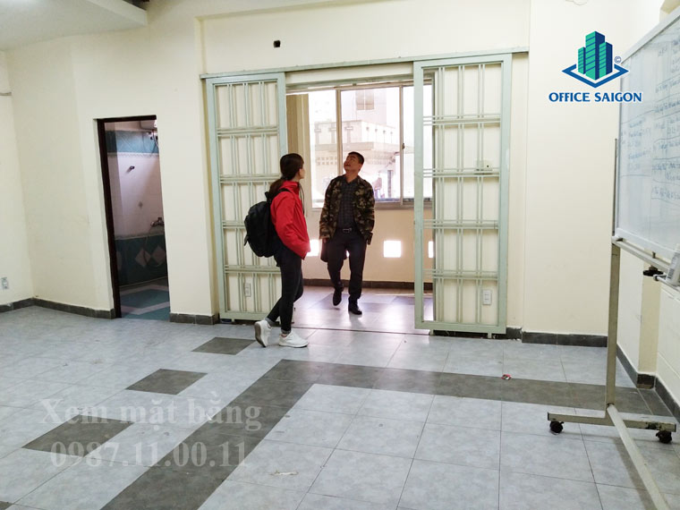 Nhân viên Office Saigon hỗ trợ khách xem mặt bằng tại Nam Việt building