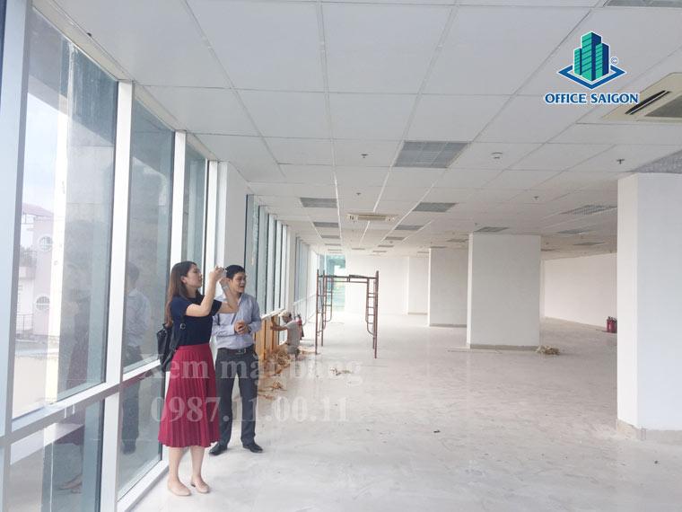 Khách hàng xem mặt bằng cho thuê nguyên sàn tại cao ốc văn phòng Copac Square tower