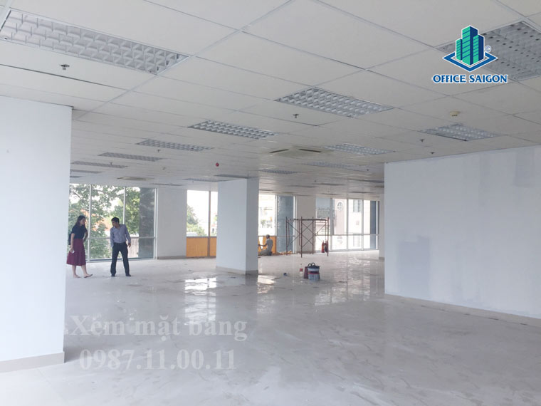 Nhân viên Office Saigon hỗ trợ khách xem mặt bằng tại Copac Square tower