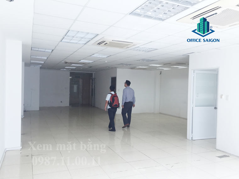 Nhân viên Office Saigon hỗ trợ khách xem mặt bằng tại Đinh Lễ building