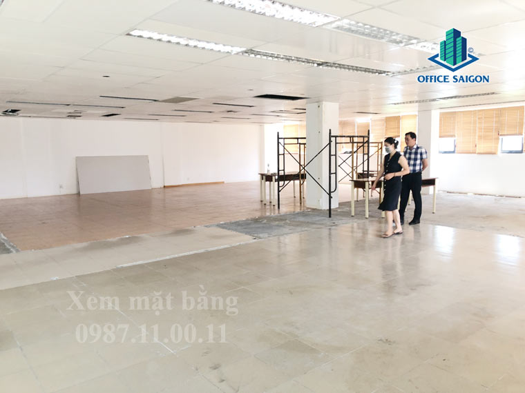 Nhân viên Office Saigon hỗ trợ khác xem mặt bằng tại Saigon House building