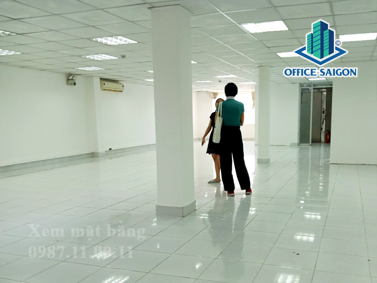 Khách xem mặt bằng thực tế tại tòa nhà Ngọc Đông Dương Building quận 3