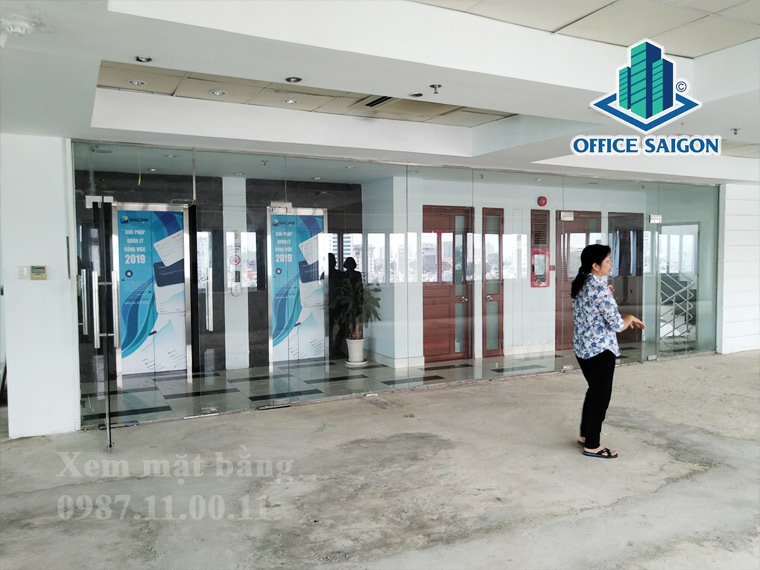 Khách xem mặt bằng trống tại tầng 6 văn phòng cho thuê Phượng Long Building quận 3
