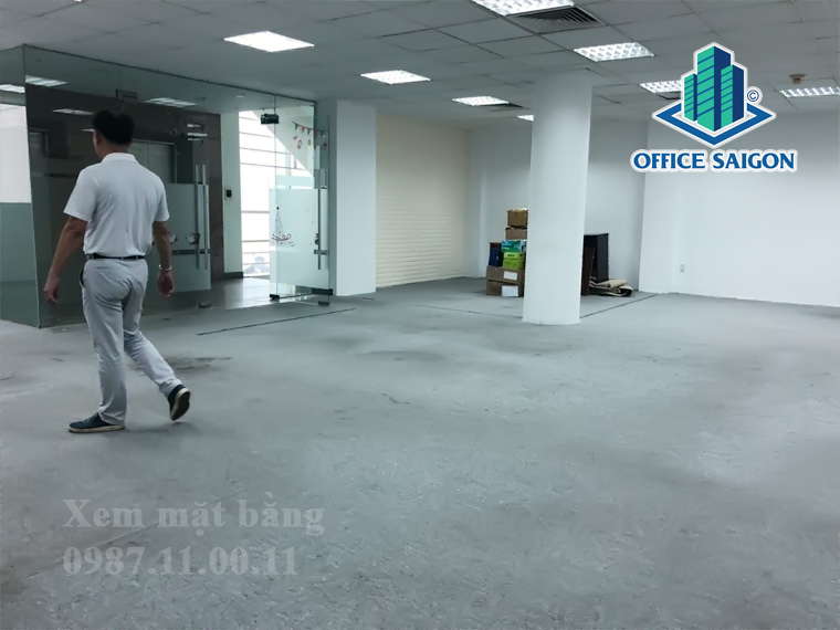 Khách xem mặt bằng thực tế tại tòa nhà Thiên Hồng Building quận 3