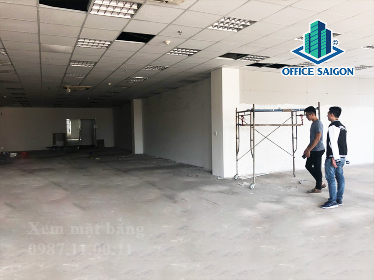 Khách hàng anh Thịnh xem mặt bằng diện tích 300m2 tại tòa nhà Mirae Building quận 10