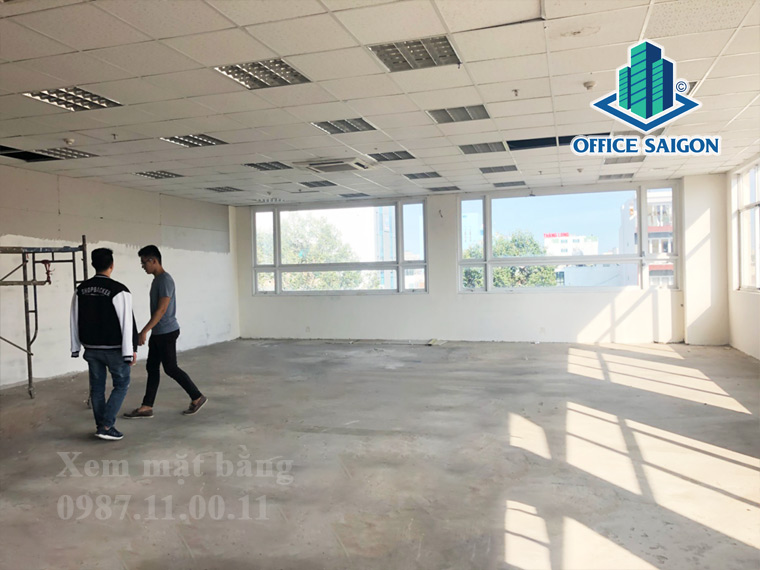 Khách xem mặt bằng thực tế tại tầng 4 tòa nhà Mirae Building quận 10
