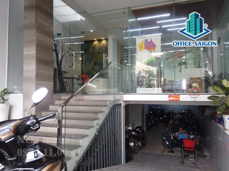 Lối dẫn xuống hầm giữ xe của tòa nhà cho thuê văn phòng Adam Real Building quận 1