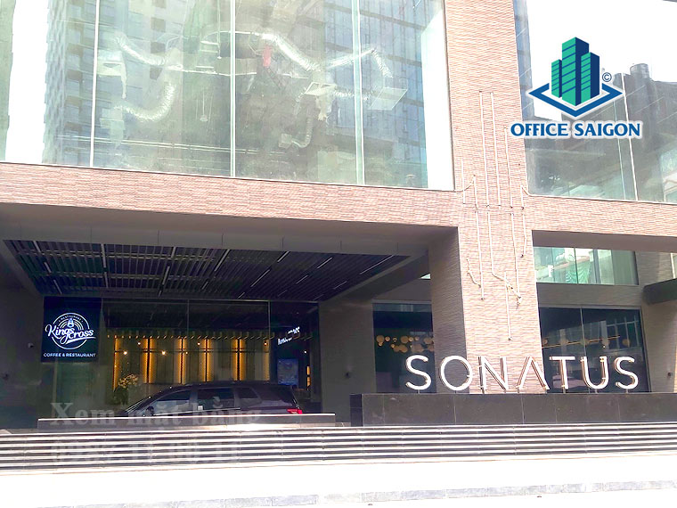 Mặt trước tòa nhà Sonatus Building được thiết kế sang trọng