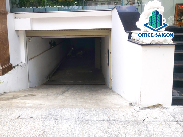 Lối vào hầm giữ xe tại tòa nhà cho thuê văn phòng Phú Hoàng Land Building Quận 3