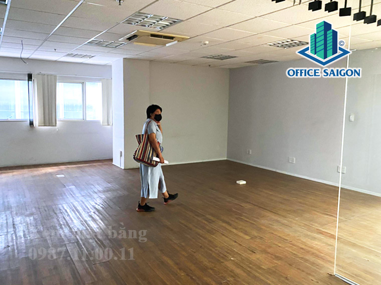 Khách xem mặt bằng tại tầng 5 tòa nhà cho thuê văn phòng Estar Building Quận 3