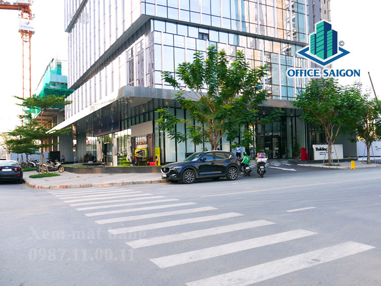 Phía trước tào nhà cho thuê văn phòng M Building Quận 7