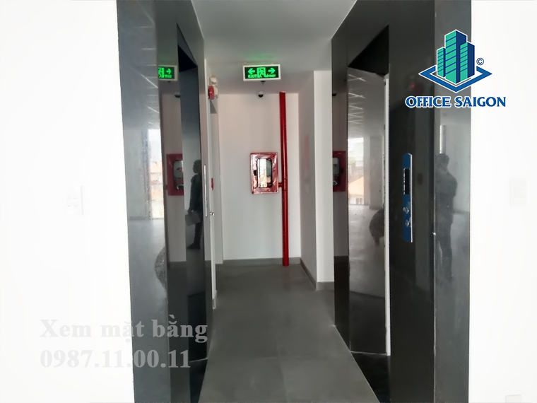 Hành lang thang máy đi lại tại tòa nhà The Senator building quận 2
