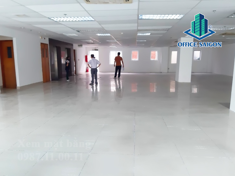 Khách xem mặt bằng thực tế tại tầng 2 tòa nhà The Senator building quận 2