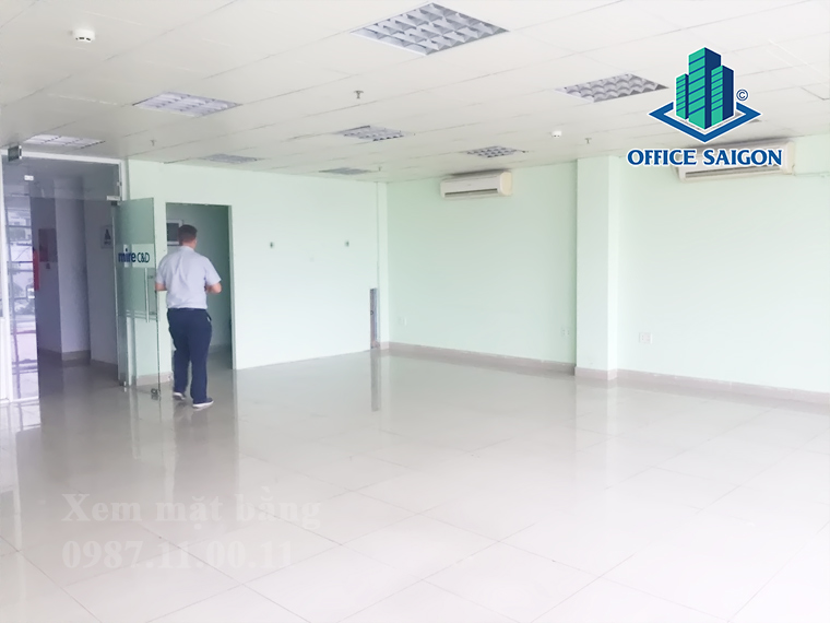Khách xem mặt bằng thực tế tại tòa nhà Kim Thanh building quận 2