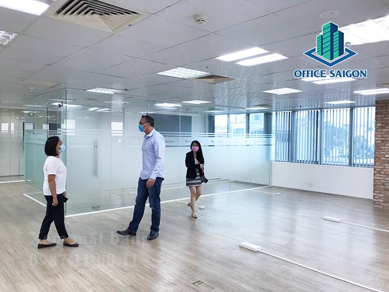 Quản lý tòa nhà Vimedimex building hỗ trợ Mr Davis xem mặt bằng