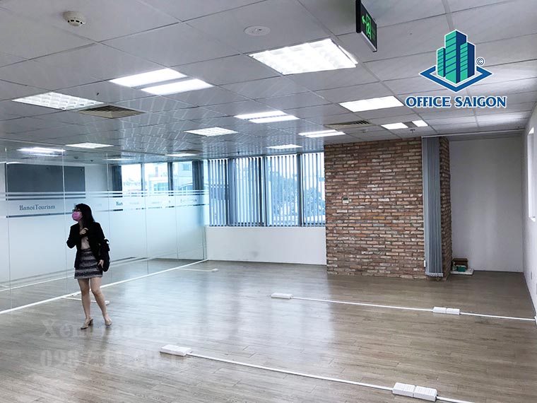Sàn văn phòng được lót gỗ sang trọng tại Vimedimex building quận 1
