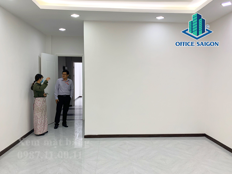 Khách hàng khảo sát thực tế tại tầng 1 tòa nhà cho thuê văn phòng MRM Building Quận 10