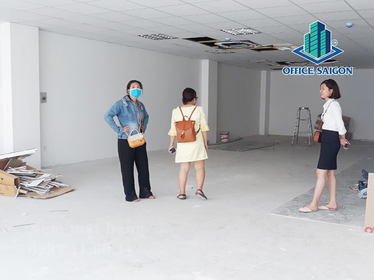 Khách xem mặt bằng 90m2 tầng 1 văn phòng cho thuê Head building quận Tân Bình