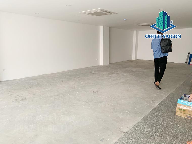 Khách xem mặt bằng tầng M văn phòng cho thuê Head building quận Tân Bình