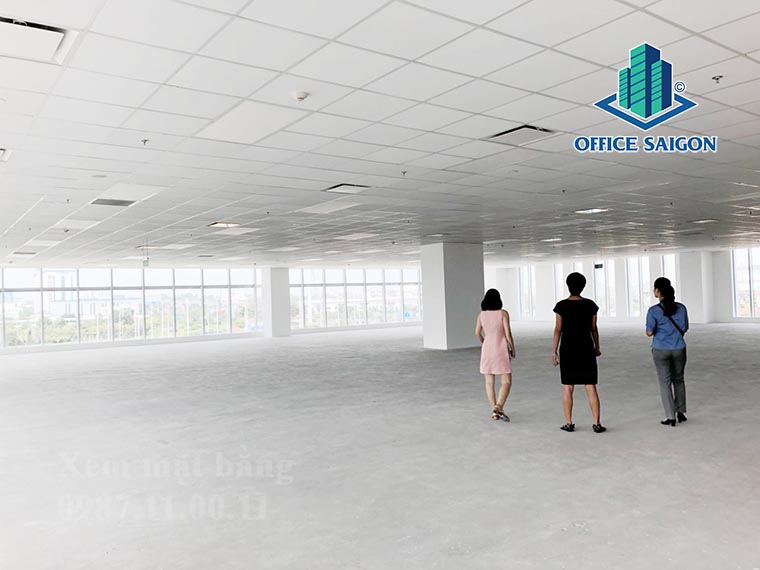 Khách xem mặt bằng tại văn phòng cho thuê Onhub Saigon Complex tower quận 9