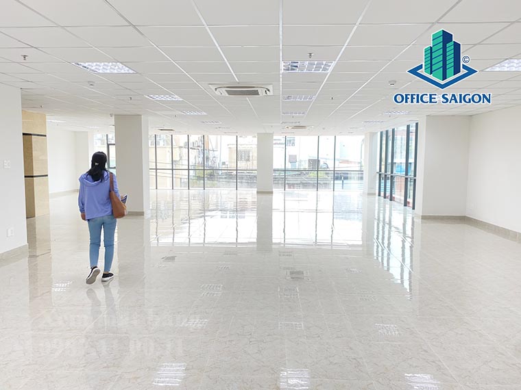 Khách xem mặt bằng 269m2 tại tầng 2 văn phòng cho thuê Mhome Kath quận Phú Nhuận