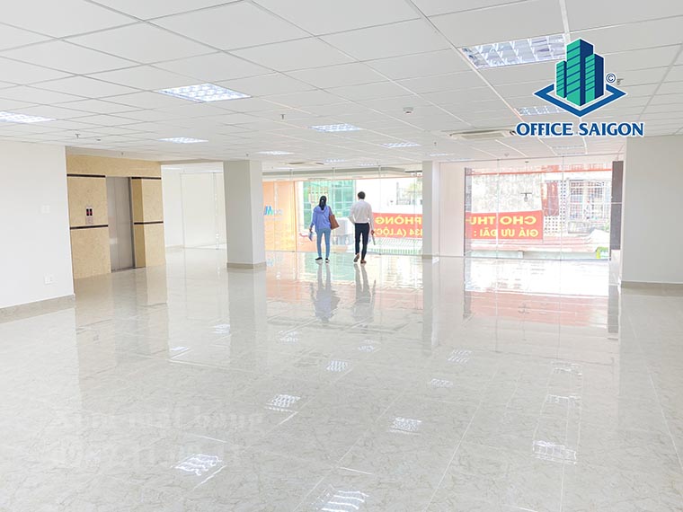 Khách xem mặt bằng tầng lững tại văn phòng cho thuê Mhome Kath building quận Phú Nhuận