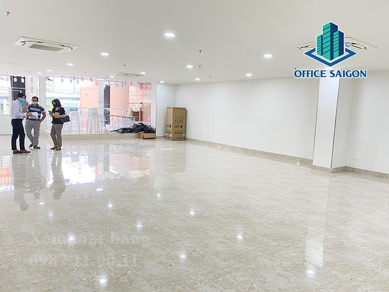 Khách xem mặt bằng tầng trệt tại văn phòng cho thuê Mhome Kath building quận Phú Nhuận