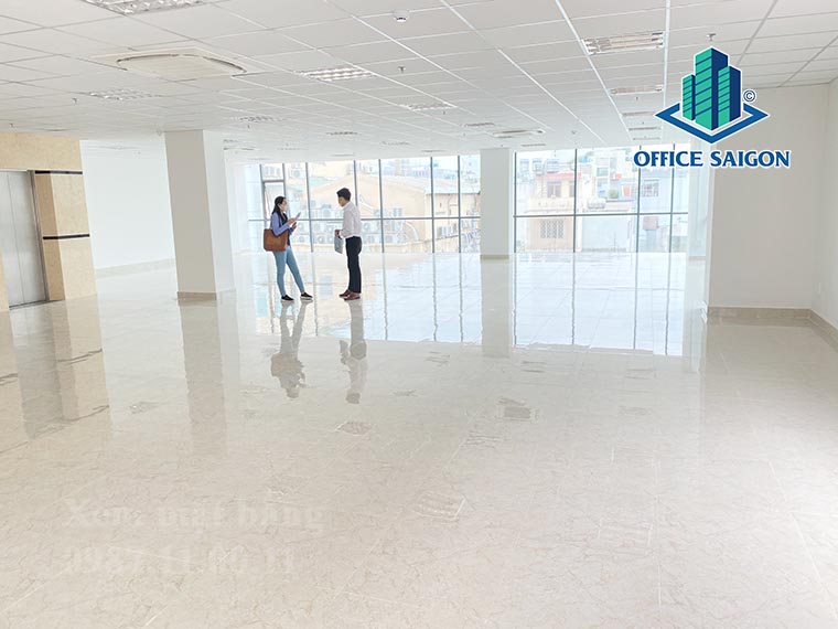 Nhân viên Office Saigon hỗ trợ khách xem mặt bằng tại văn phòng cho thuê Mhome Kath quận Phú Nhuận
