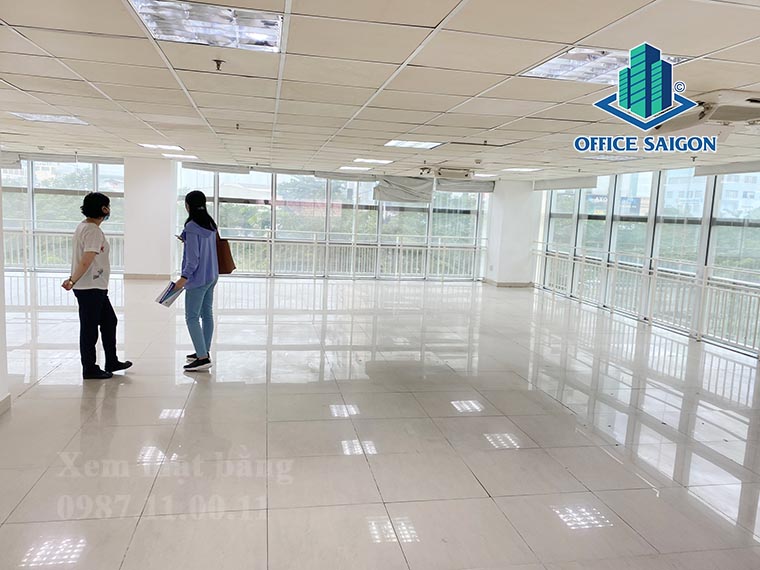 Khách xem mặt bằng 240m2 tại tầng 4 văn phòng cho thuê Octagon 2 building quận Tân Bình