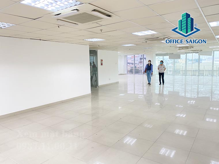 Khách xem mặt bằng thực tế tại tầng 4 văn phòng cho thuê Octagon 2 building quận Tân Bình