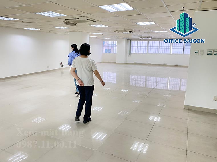 Khách xem mặt bằng thực tế tại văn phòng cho thuê Octagon 2 building quận Tân Bình