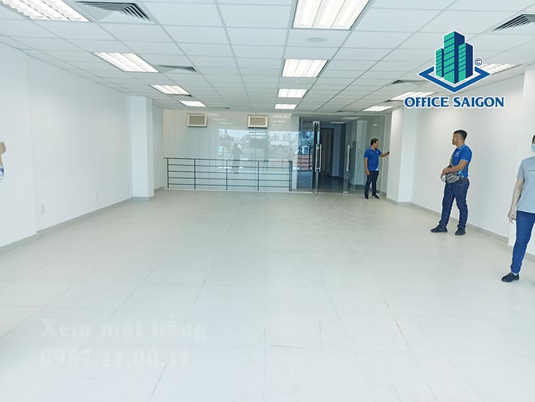 Khách xem mặt bằng 103m2 tại tầng 3 văn phòng cho thuê MG NBT building quận Tân Bình