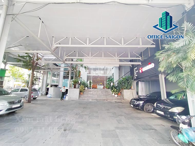 Sân đậu xe tại văn phòng cho thuê Nguyên Hưng Phú building quận 7