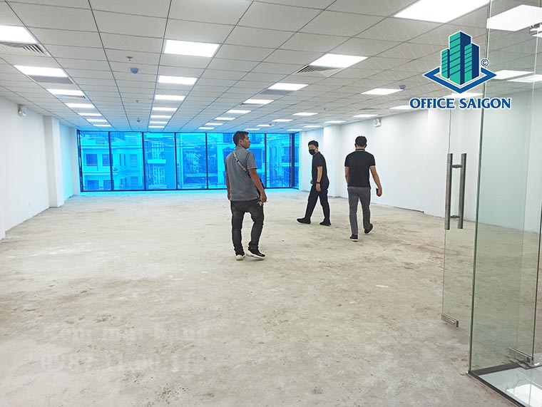 Khách xem mặt bằng 170m2 tại tầng 2 văn phòng cho thuê XL building