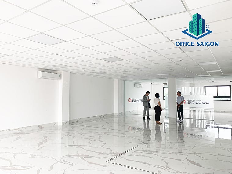 Khách xem mặt bằng tại tầng 5 văn phòng cho thuê XL building