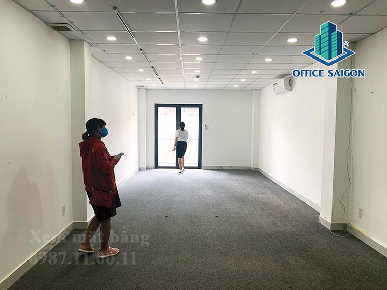 Khách xem mặt bằng thực tế tại văn phòng cho thuê PCL building quận Tân Bình 