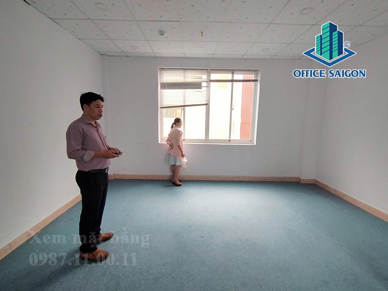 Khách khảo sát mặt bằng tại tầng 5 văn phòng cho thuê Devspace 2 building quận Bình Thạnh