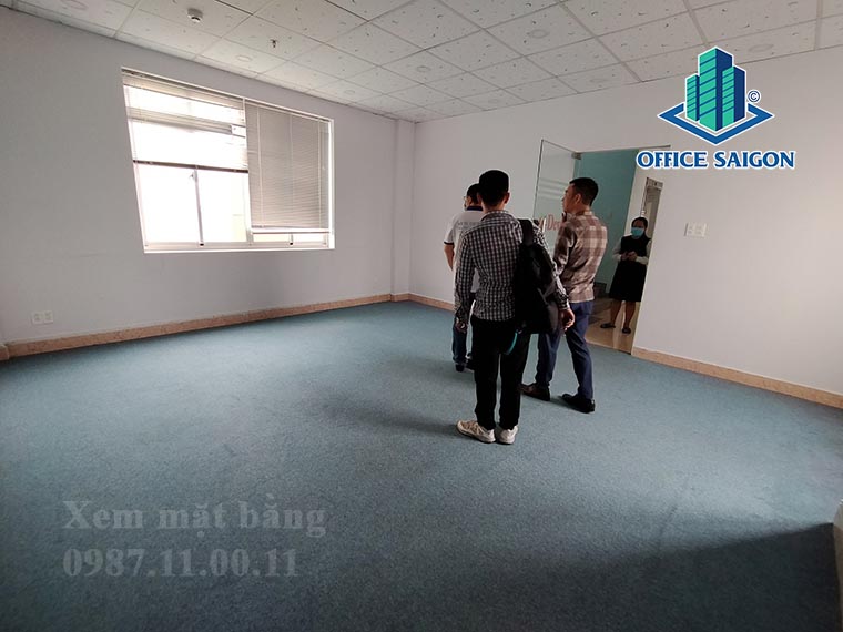 Khách xem mặt bằng 28m2 tại tầng 5 văn phòng cho thuê Devspace 2 building quận Bình Thạnh