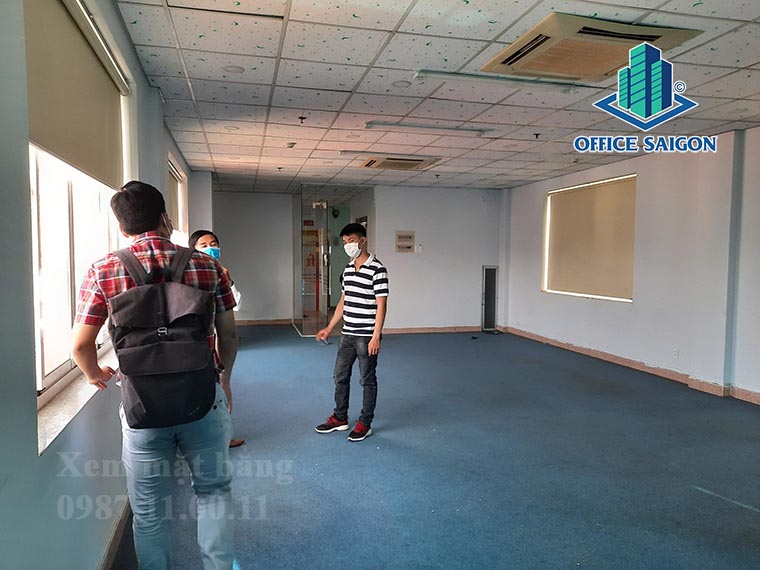 Khách xem mặt bằng 60m2 tại tầng 2 văn phòng cho thuê Devspace 2 building quận Bình Thạnh
