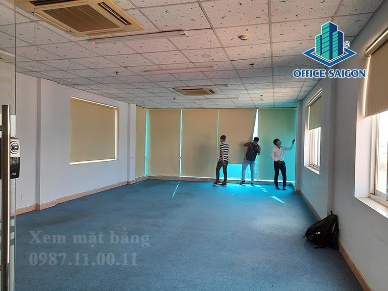 Khách xem mặt bằng thực tế tại tầng 2 văn phòng cho thuê Devspace 2 building quận Bình Thạnh