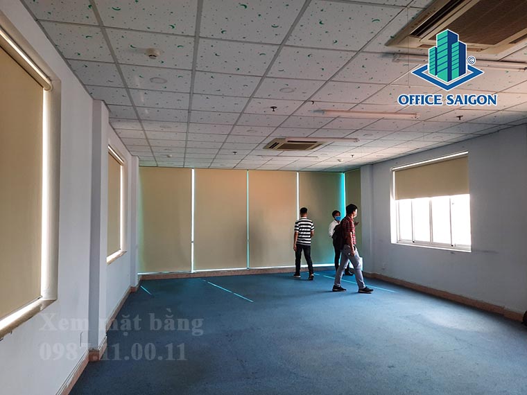 Khách xem mặt bằng trống tại văn phòng cho thuê Devspace 2 building quận Bình Thạnh
