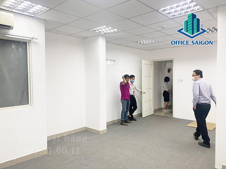 Khách xem mặt bằng 30m2 tại tầng 4 văn phòng cho thuê 81DBP building quận 1