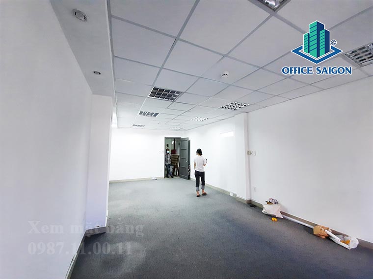 Khách xem mặt bằng tại tầng 3 văn phòng cho thuê 81DBP building quận 1