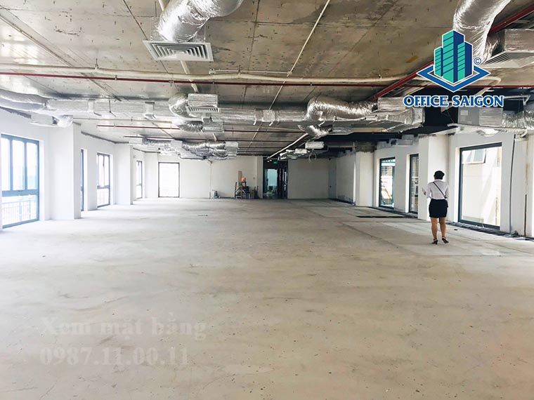 Khách xem mặt bằng trống tại văn phòng cho thuê DAG tower quận 1