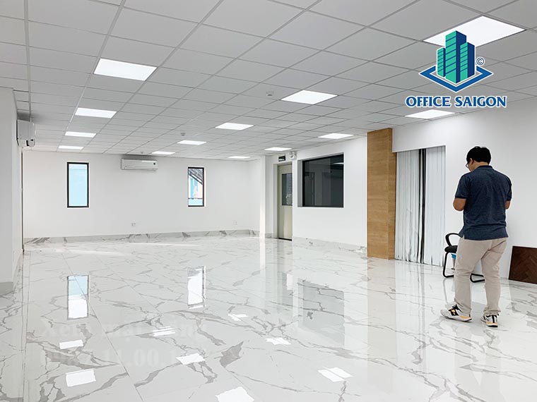 Khách xem mặt bằng tại tầng 3 văn phòng cho thuê Aspace building quận 2